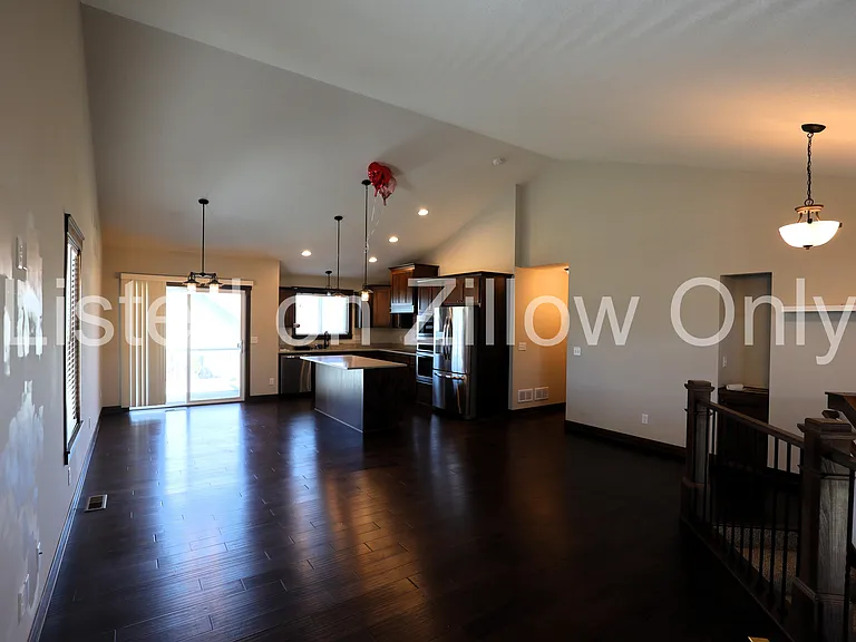 6758 Redwood Ave — Photo 3