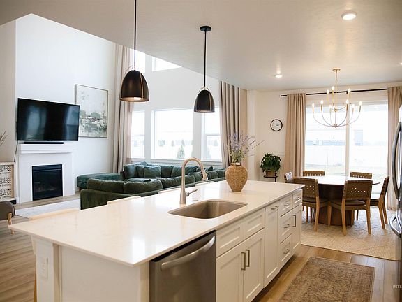 4th image of 151 Insight Ct