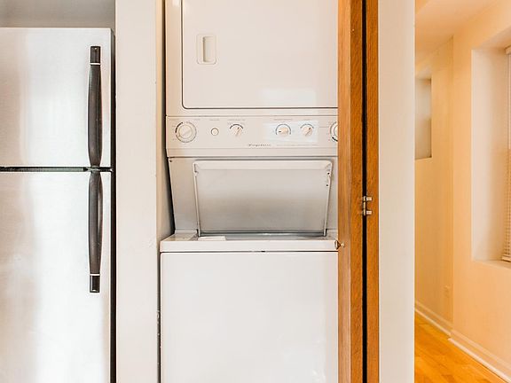 4th image of 1338 W Erie St #2