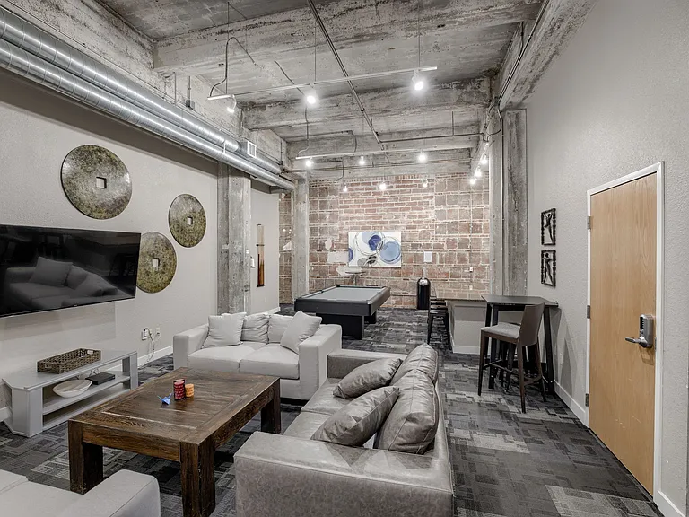 321 W 7th St #208 — Photo 15