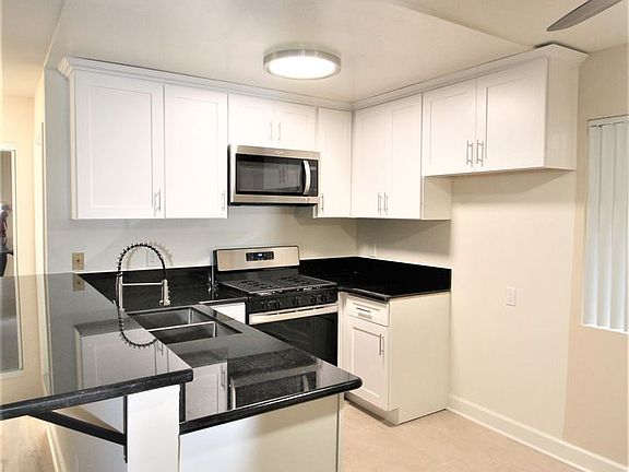 4th image of 15040 Moorpark St #101