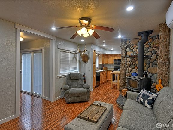 3rd image of 15421 Jim Creek Rd