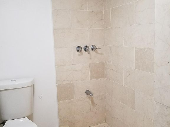 5th image of 1540 NE 191st St APT 108