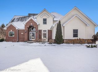 1112 Thorn Ridge Dr, Howell, MI 48843