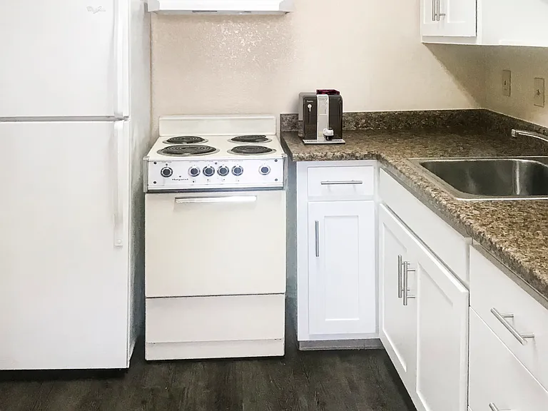 2601 Delano Ave — Photo 2