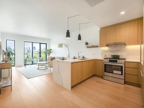 30-05 Vernon Blvd #2K, Astoria, NY 11102