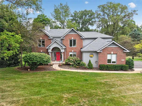 8805 Pebble Creek Dr, Pinckney, MI 48169