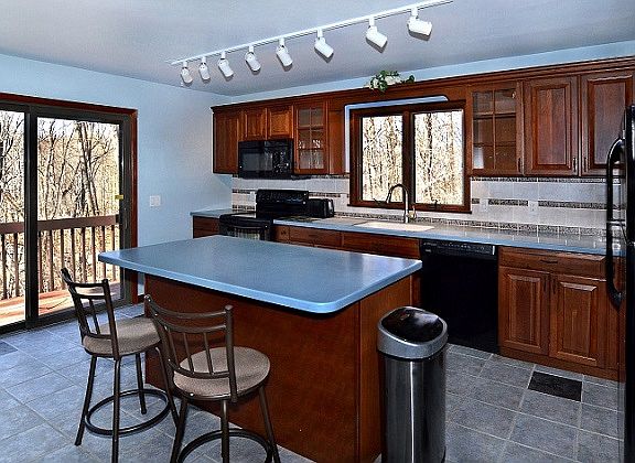 Central Island Cherry Cab