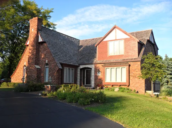 W306N2582 Golf Hills Dr, Pewaukee, WI 53072