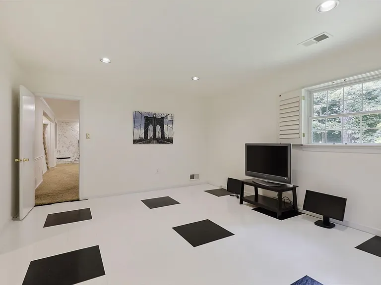 1397 Canterbury Way — Photo 47