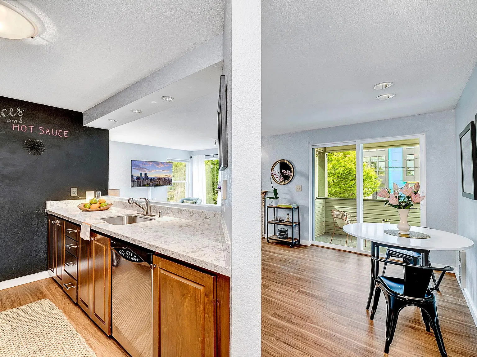 2 bed, 816 sqft, $2,575 — Photo 3