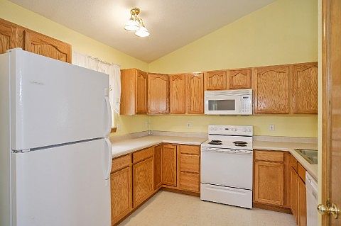SPACIOUS KITCHEN