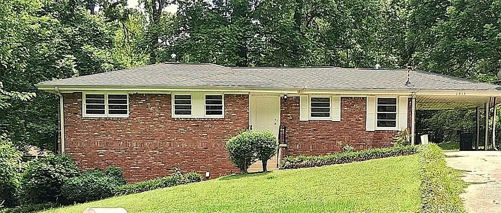 3 bed, 1.5 bath, 2354 sqft, $1,800 — Photo 2
