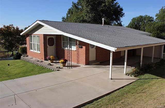1st image of 425 Cherry Dr