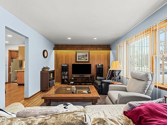 4th image of 245 Edinborough Dr