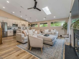 40 Meadowview Dr, Annandale, NJ 08801