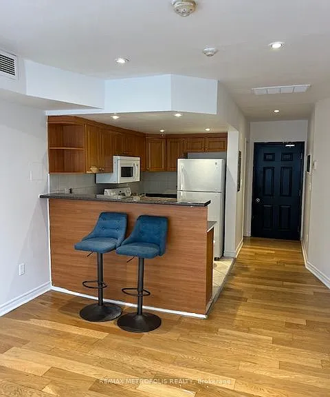 1431 & 1433 Gerrard St E — Photo 3