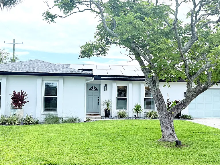 4105 Seabreeze Dr — Photo 1