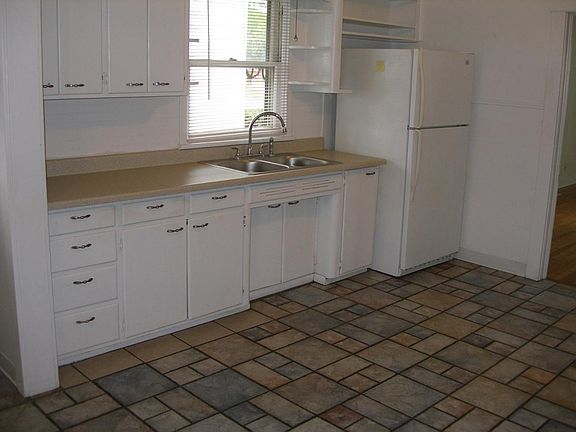 4th image of 1819 E Marshall Ave