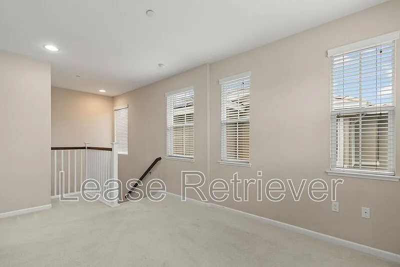5 bed, 3.0 bath, 2375 sqft — Photo 4