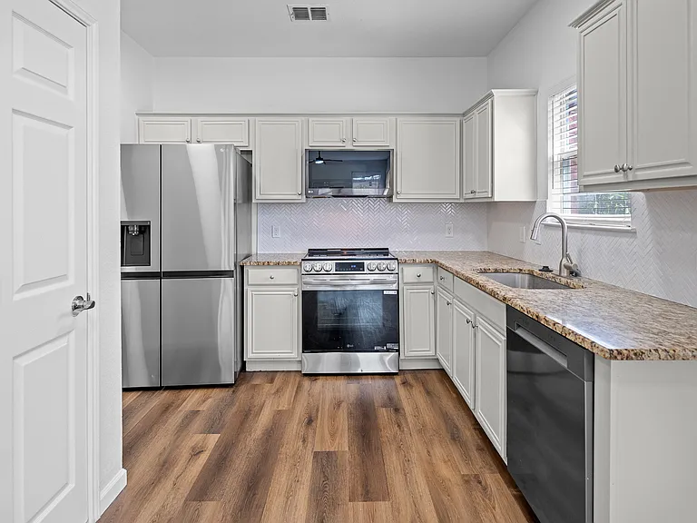 1052 Harriman Dr — Photo 5