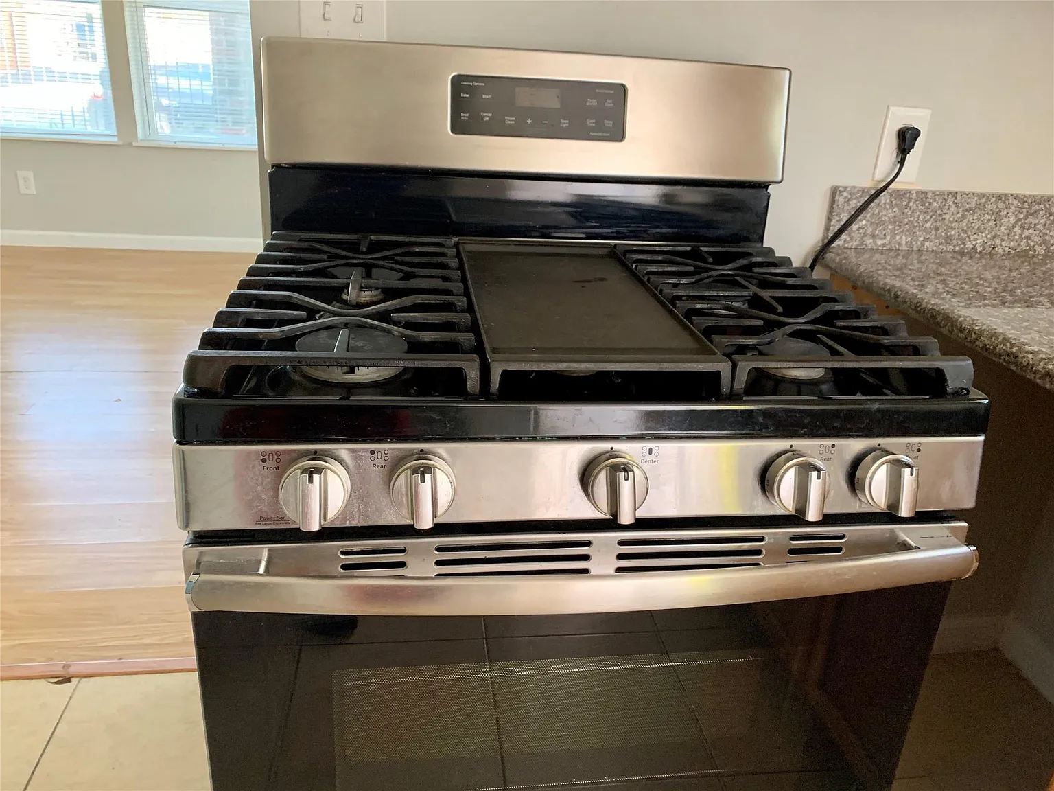 1 bed, 1.0 bath, 1218 sqft, $1,050 — Photo 4