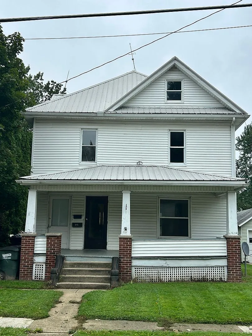 Two bedroom, upstairs duplex — Photo 1