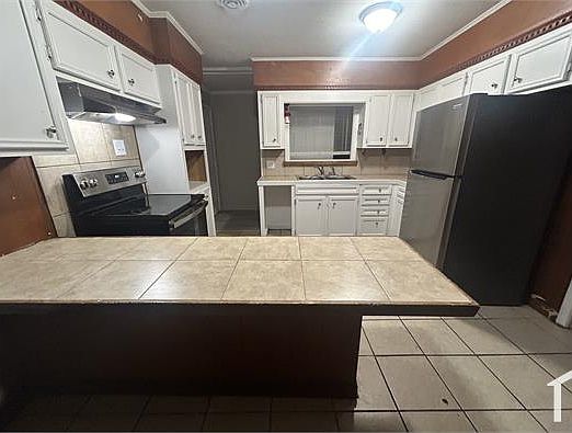 2nd image of 3001 Lakewood Dr