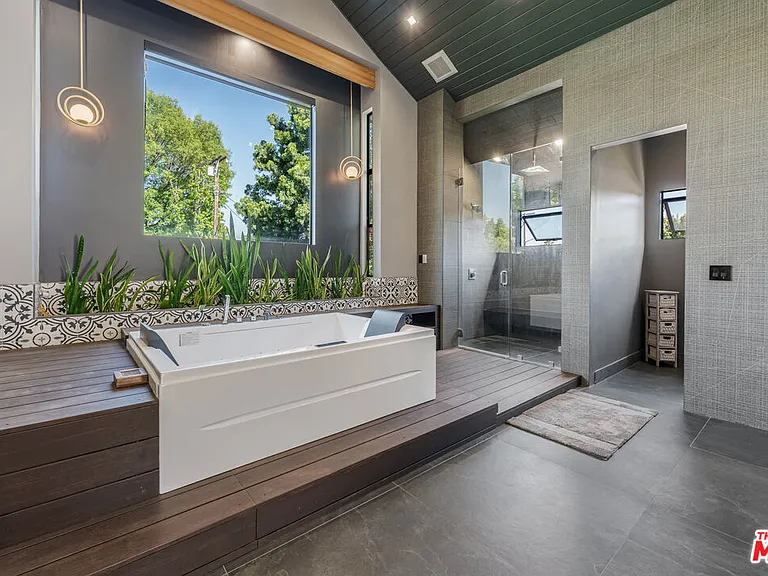 5415 Amestoy Ave — Photo 41