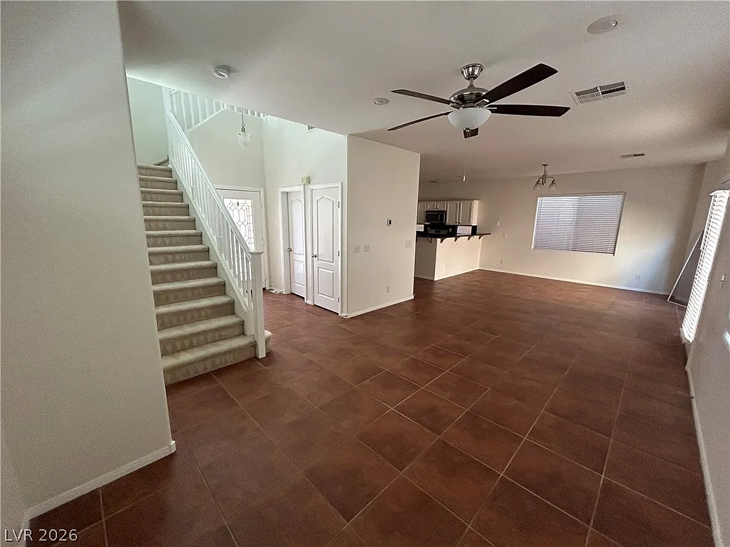3 bed, 2.5 bath, 1909 sqft, $2,025 — Photo 2