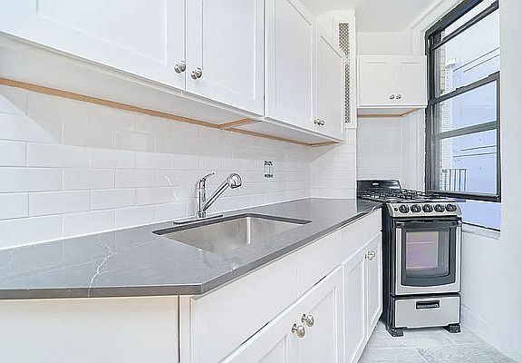 4th image of 135 E 50th St APT 6F