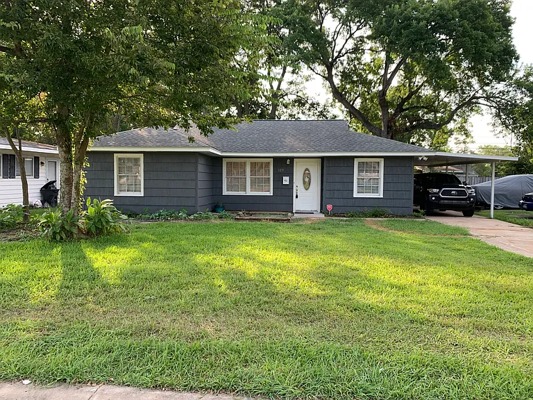 123 Oak Dr — Photo 1