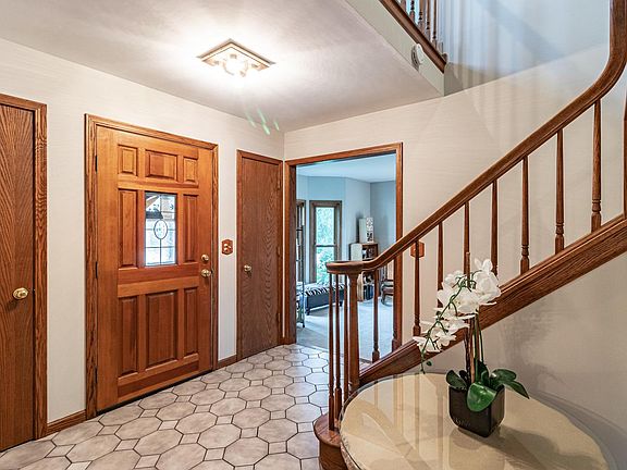 5th image of 221 Foxfire Dr