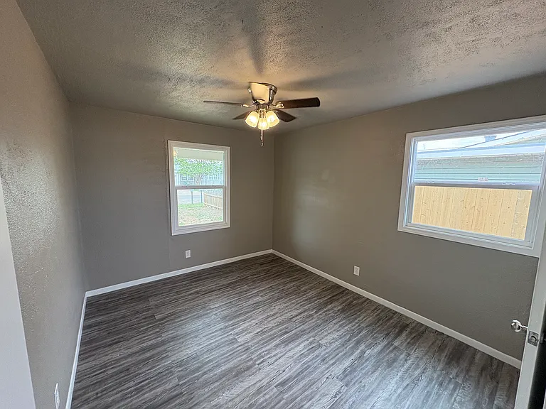 1042 Hodges St — Photo 7