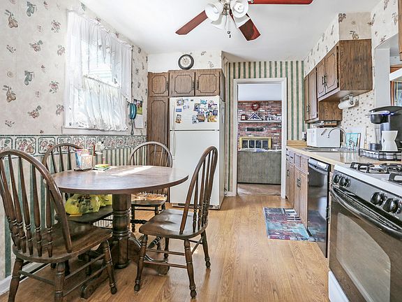 5th image of 138 Vedder Ave