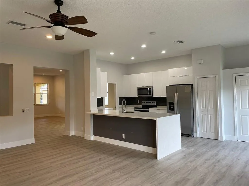 4 bed, 2.5 bath, 2116 sqft, $5,500 — Photo 1