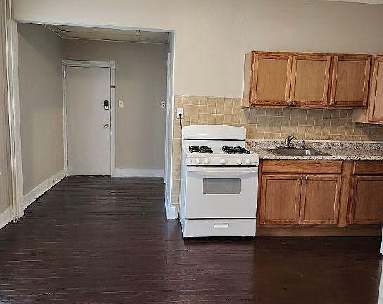 4th image of 124 Mount Holly Ave #1