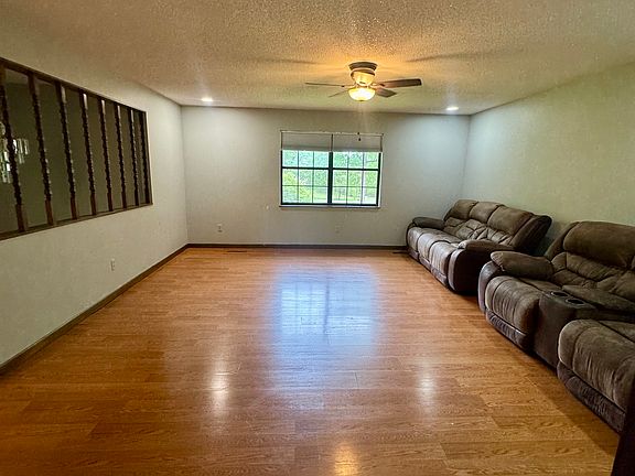 4th image of 647 Miller Cir