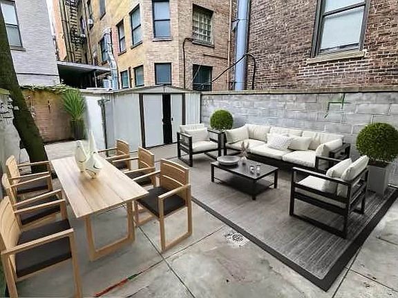 3rd image of 56 W 76th St