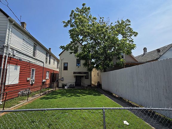 3rd image of 4908 Northcote Ave