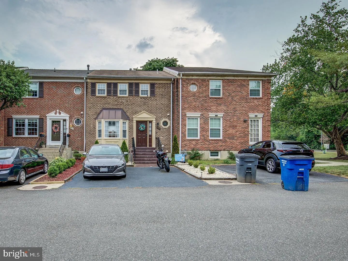 3 bed, 3.5 bath, 2400 sqft, $3,600 — Photo 2