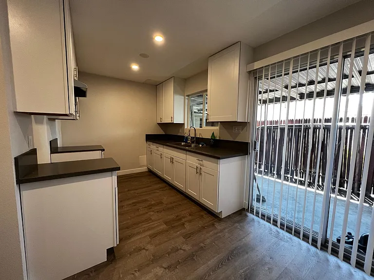 429 W Elk Ave #B — Photo 25