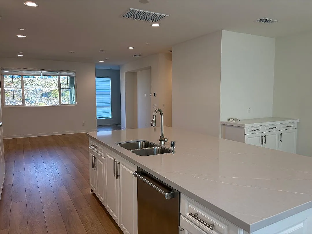 4 bed, 3.5 bath, 1994 sqft, $5,000 — Photo 4
