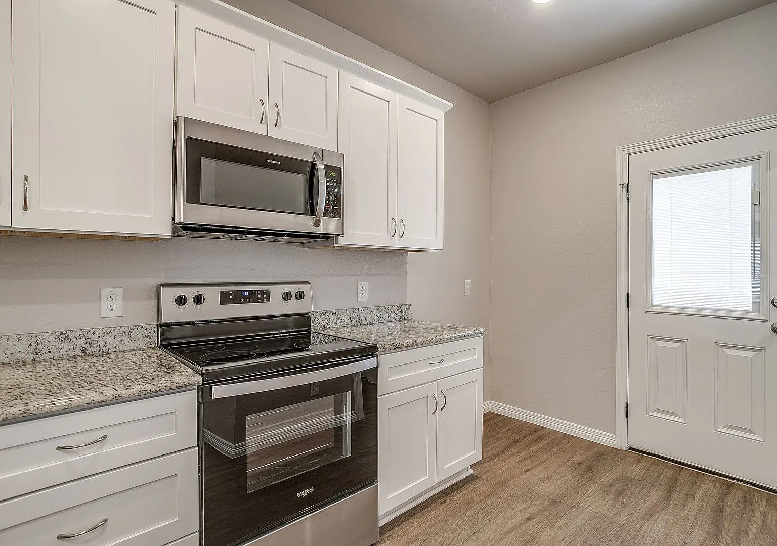 Beautiful Home located on Corner Lot — Photo 3