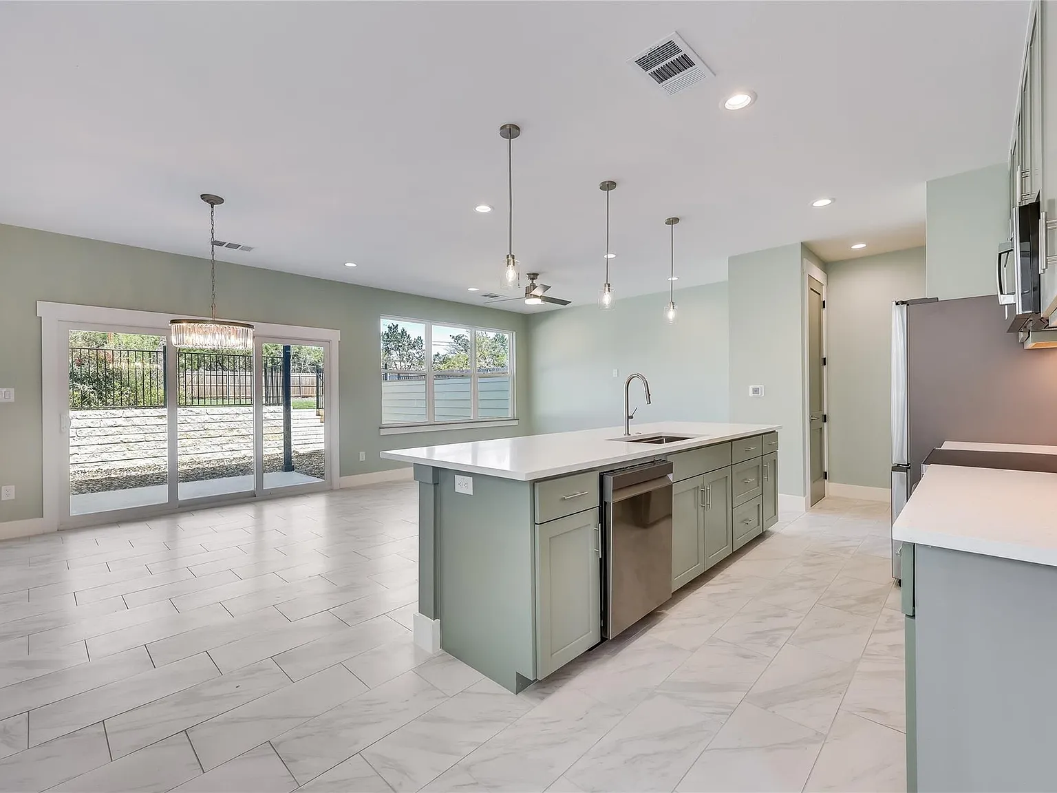 3 bed, 2.5 bath, 3362 sqft, $2,100 — Photo 4