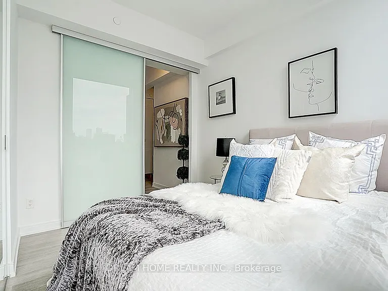 3 Gloucester St #1809 — Photo 32