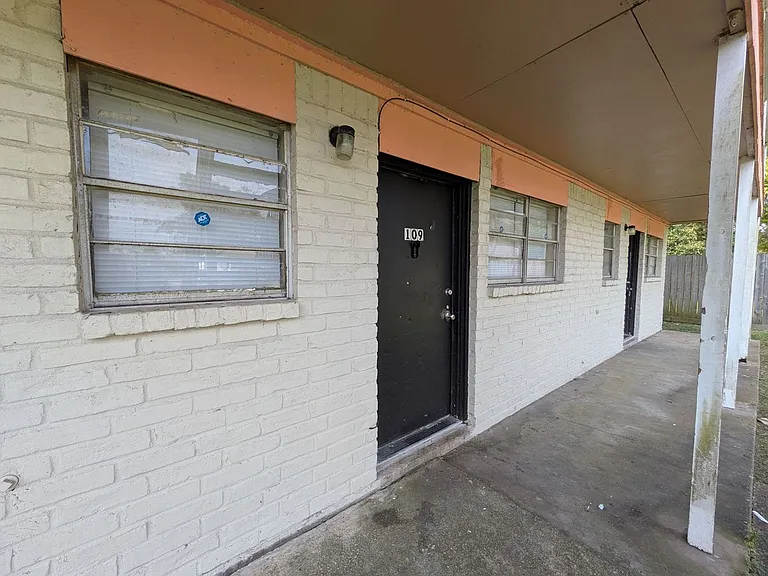 893-905 Campus St — Photo 14