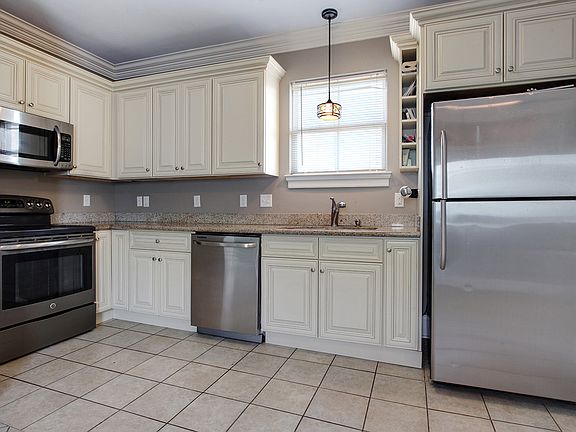4th image of 3537 Broadway St
