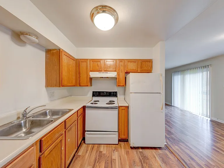 Lawrence Glen Apartments — Photo 10