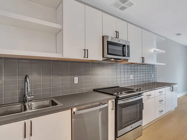 601 E 39th Street — Photo 13